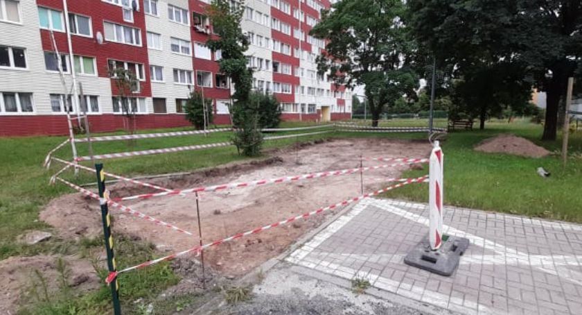 Spółdzielnia stawia zasiek przed blokiem na os. Kopernika. Mieszkańcy protestują