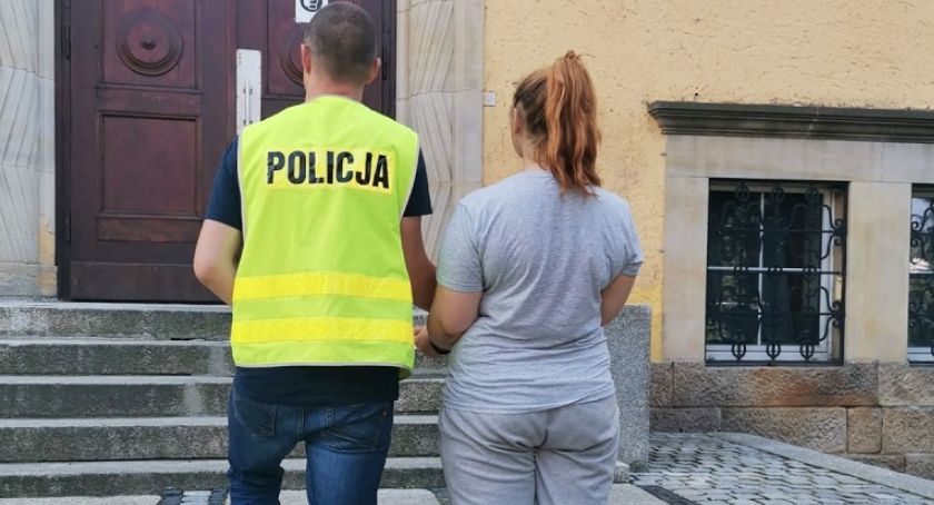 Chojnów. Legniczanka ukradła w markecie 70 tabliczek czekolady