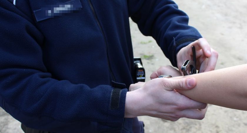 Chojnów. Policjanci zatrzymali dilera. W samochodzie miał metamfetaminę i marihuanę