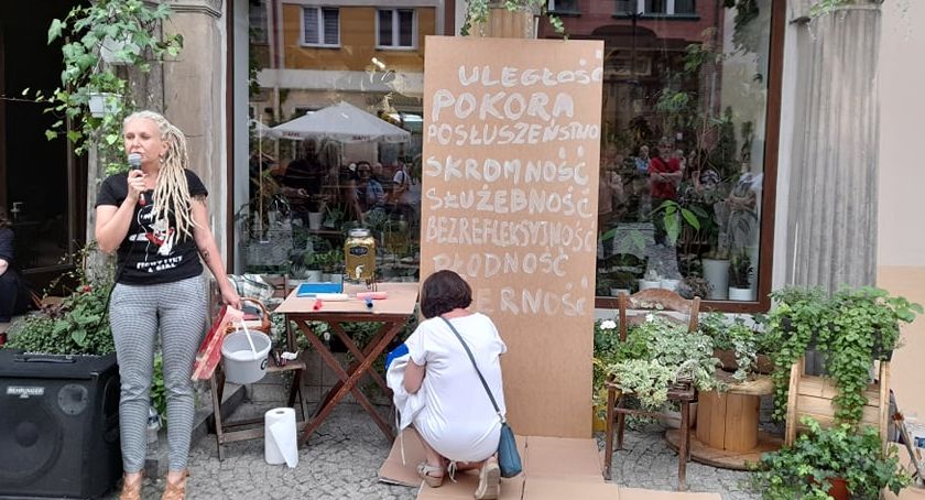 Antypisowski happening w legnickim rynku. Legniczanki zatynkowały cnoty niewieście [ZDJĘCIA]
