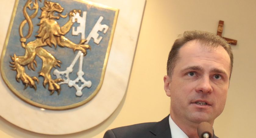 Mocne słowa odwołanego szefa rady miejskiej. „Śmieci i dziury nie mają barw politycznych”