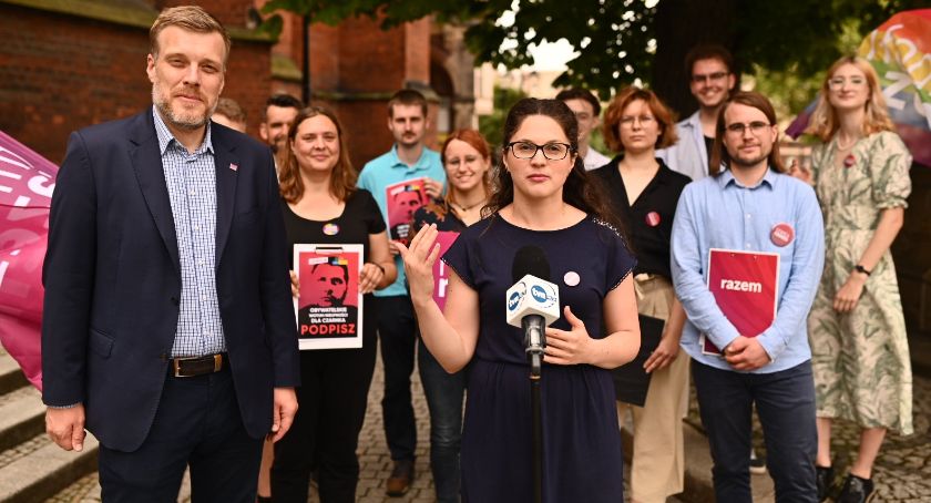 Adrian Zandberg zbierał w Legnicy podpisy pod wotum nieufności dla ministra Przemysława Czarnka