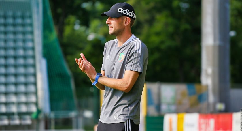 Piłkarze Miedzi rozpoczynają sezon. Jaki skład wystawi trener Wojciech Łobodziński?