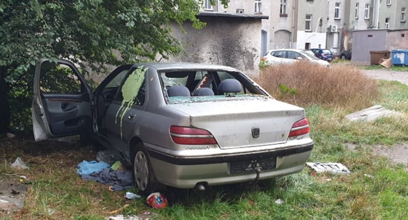 Smutny obraz legnickiego podwórka. Dzieci bawią się rozwalając samochody [ZDJĘCIA]