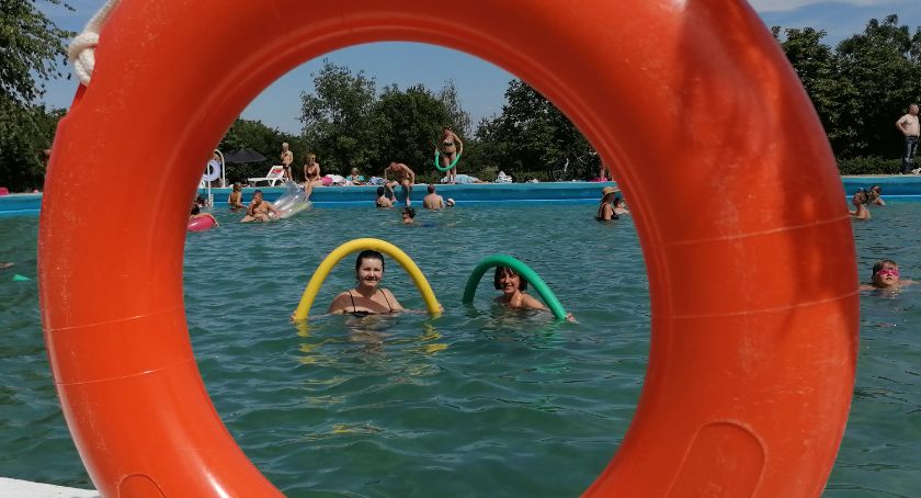Moc atrakcji na kąpielisku Kormoran - m.in. pływanie na desce SUP, święto kolorów i bańki mydlane