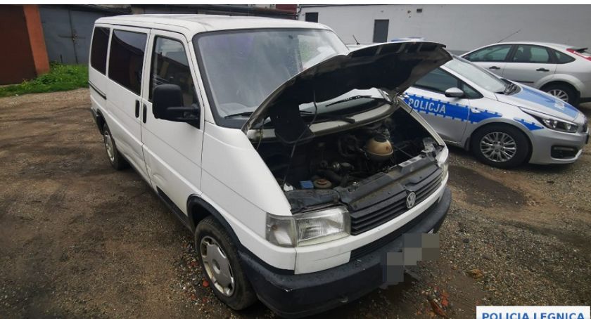 Policyjny pościg za złodziejem samochodów. Skradziony VW Transporter znalazł się na Zakaczawiu    
