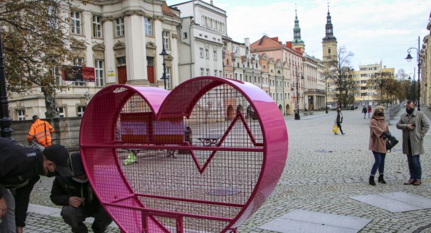 Z centrum Legnicy znikło serce na nakrętki. Co się stało z pojemnikiem? 