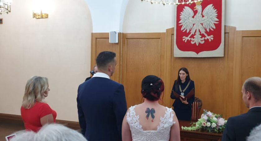 Wakacyjny bum na śluby w Legnicy. Ile jest młodych par i gdzie najchętniej się pobierają?  