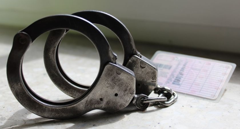 Kierowca po narkotykach, pasażerka z narkotykami. Oboje mają poważne kłopoty