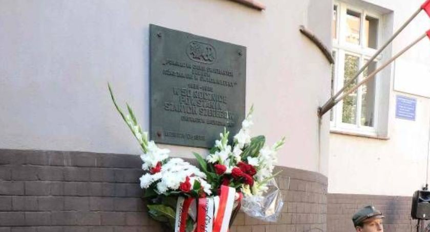 Radny PiS chce przenieść tablicę Szarych Szeregów z Okrzei na zamkowy dziedziniec
