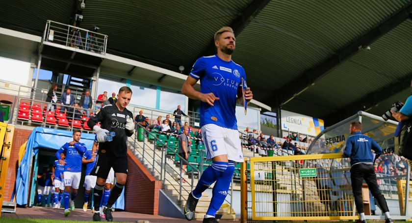 Miedź Legnica gra na wyjeździe z Puszczą Niepołomice – gdzie oglądać mecz