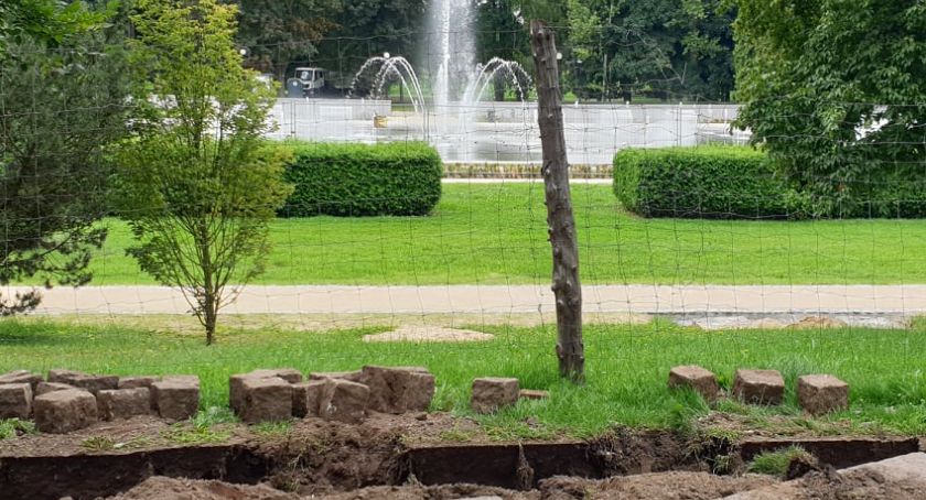 Trwają prace budowlane na alejkach w Parku Miejskim w Legnicy [ZDJĘCIA]