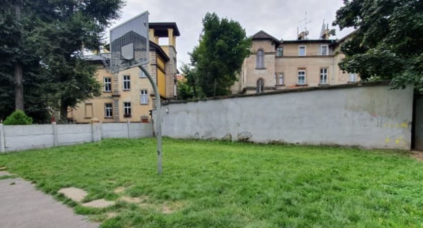 Absurd przy ul. Artyleryjskiej. Tak wygląda boisko do koszykówki [ZDJĘCIA]