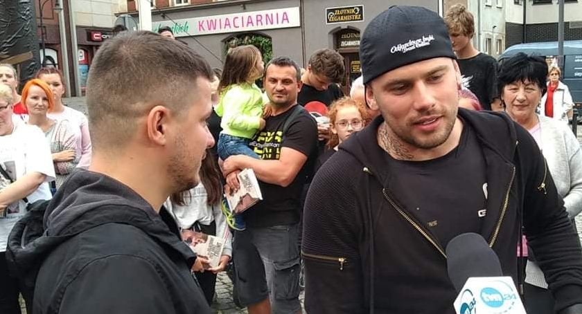 Tłum legniczan witał w niedzielę braci Collins na placu Meisslera [ZDJĘCIA]