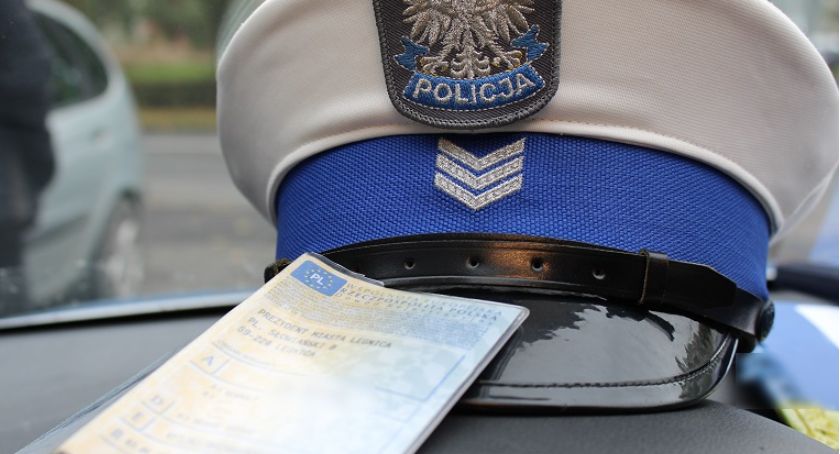 Wypadek na alei Piłsudskiego w Legnicy. Kierowca wydmuchał blisko trzy promile