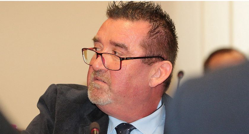 Radny Marek Filipek odleciał. Każe legniczanom zrzucać się na ulice i chodniki!