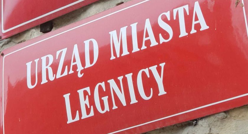 Miejscy urzędnicy wybrali firmę, która będzie usuwać samochody z ulicy