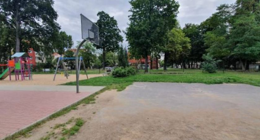 Wiceprezydent odpisała radnemu ws. kuriozalnego boiska do koszykówki