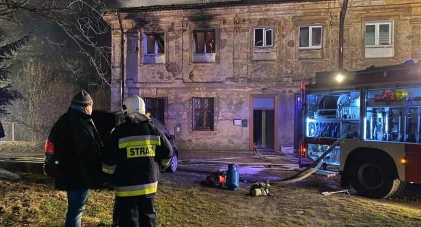 Pożar strawił mieszkania dziesięciu rodzin z Lubiąża. Pogorzelcom z pomocą przyszli legniczanie [FOTO]