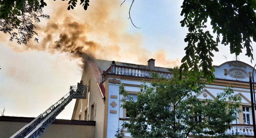 Pożar w Legnicy. Zapalił się budynek Wyższej Szkoły Menedżerskiej [ZDJĘCIA, WIDEO]