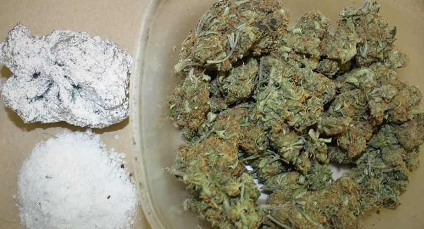 Policja złapała poszukiwanego nastolatka. W jego domu znaleziono blisko kilogram marihuany