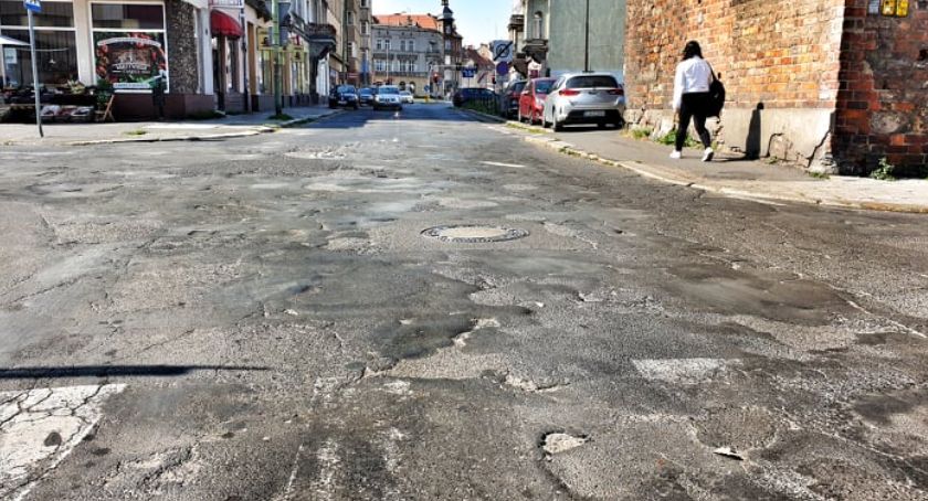Miasta nie stać na remont ul. Chojnowskiej i Rzeczypospolitej, a dziury coraz większe
