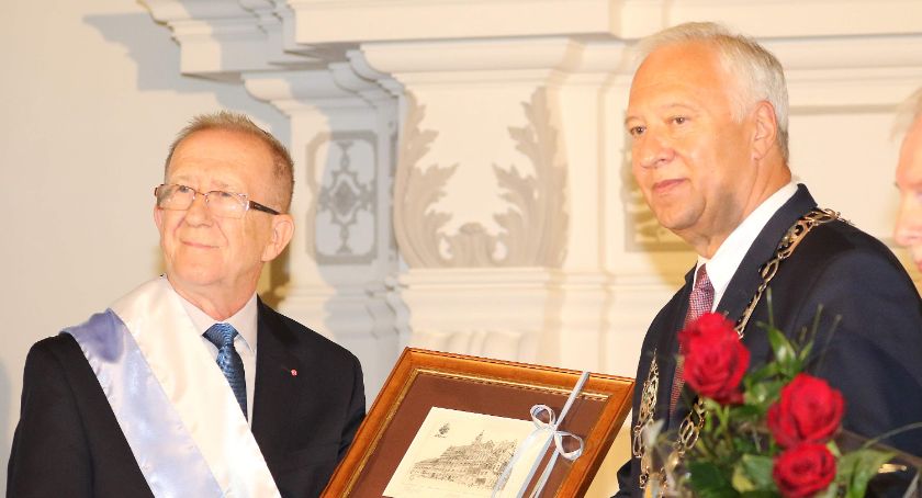 Legnica nagrodziła zasłużonych – uroczysta sesja rady miejskiej za nami [ZDJĘCIA]