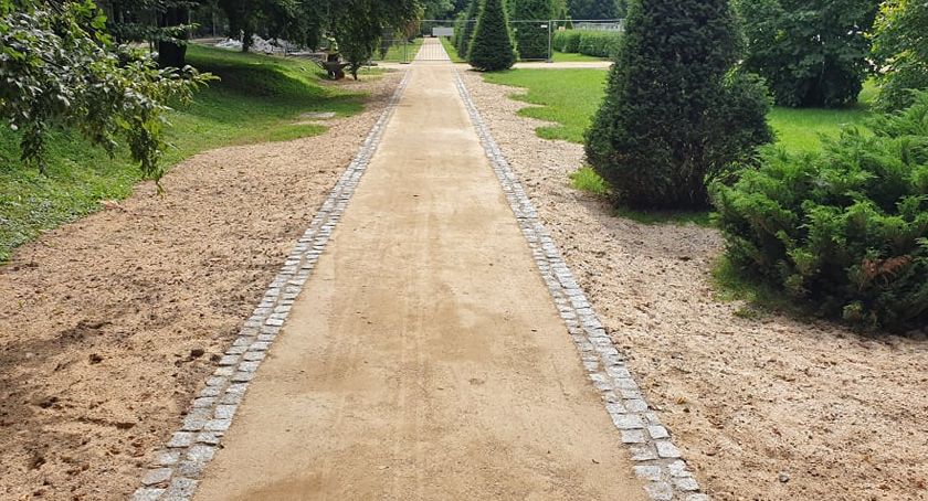 Można już chodzić Aleją Wodną w Parku Miejskim w Legnicy. Remont dobiega końca