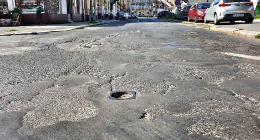 Jest szansa, że zdążą przed zimą załatać dziury na kawałku ul. Chojnowskiej
