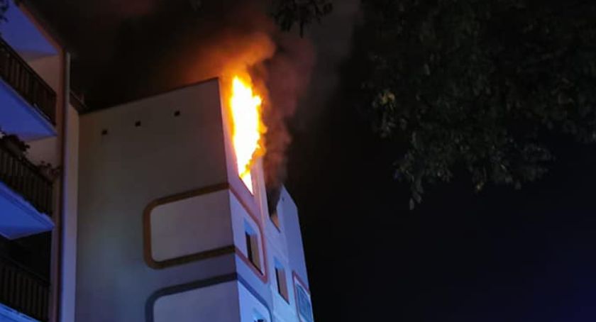 Nocny pożar w Legnicy. Spłonęło mieszkanie w bloku przy ulicy Kosmicznej [FOTO]