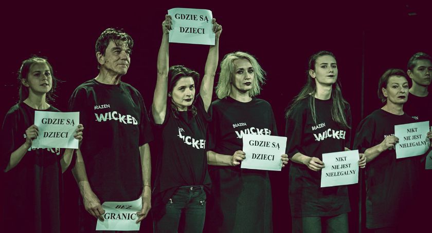 Antyrządowy happening na festiwalu Bez Granic. Legnickie aktorki walczą o dzieci uchodźców