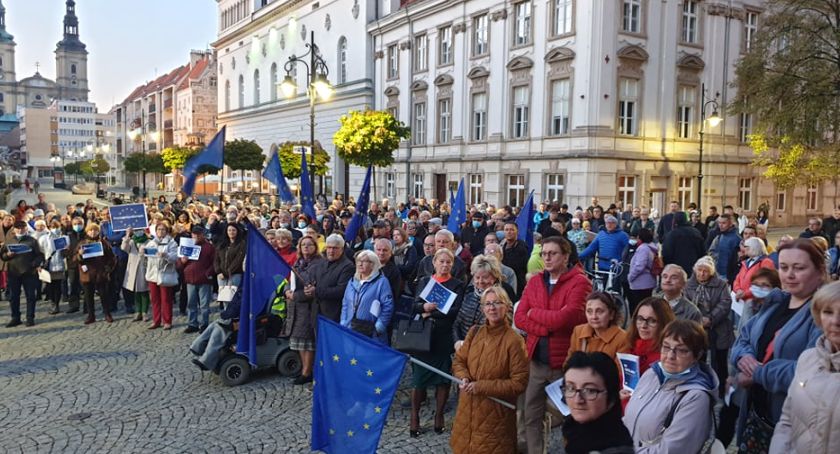 „Zostaję w Unii”. Legnica protestowała przeciwko Polexitowi [ZDJĘCIA] 
