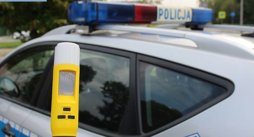 Pijanemu Ukraińcowi zepsuł się bus na środku drogi. Z pomocą przyjechał do niego pijany kolega 