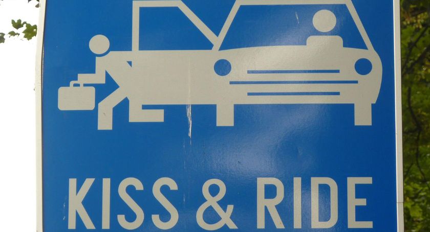 Radny PiS chce utworzyć przy legnickich szkołach punkty Kiss and Ride