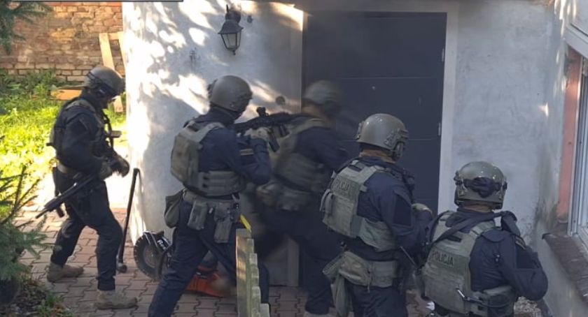 Policja zlikwidowała fabrykę metamfetaminy k. Legnicy. Zobaczcie szturm kontrterrorystów [FOTO/FILM]