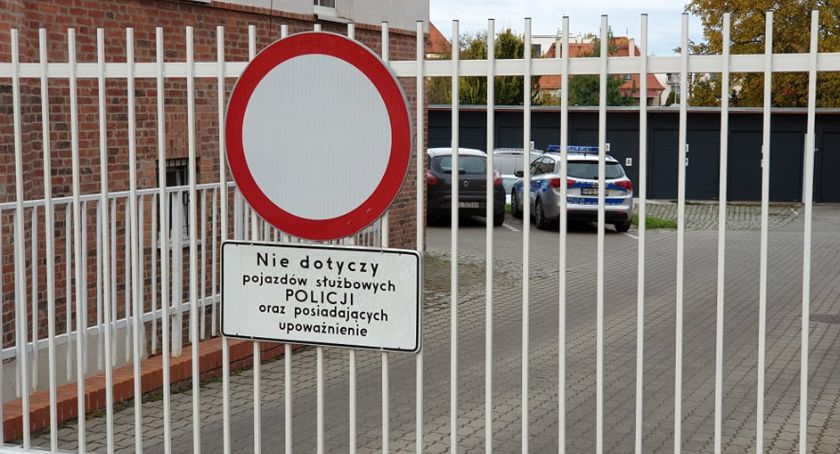 Mężczyzna postrzelił się z pistoletu w głowę przed komendą policji w Legnicy!