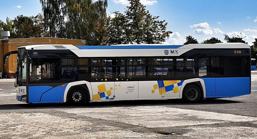Jak dojechać na cmentarze w Legnicy? Komunikacja we Wszystkich Świętych
