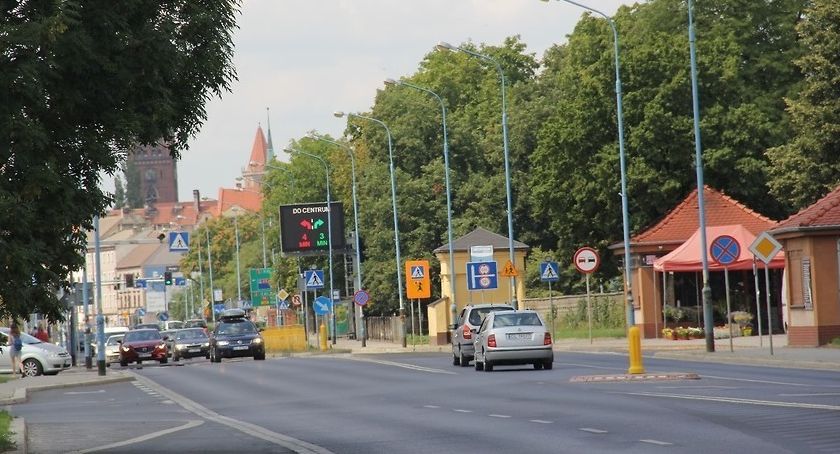 Jak dojechać na cmentarz we Wszystkich Świętych? Są zmiany w ogranizacji ruchu