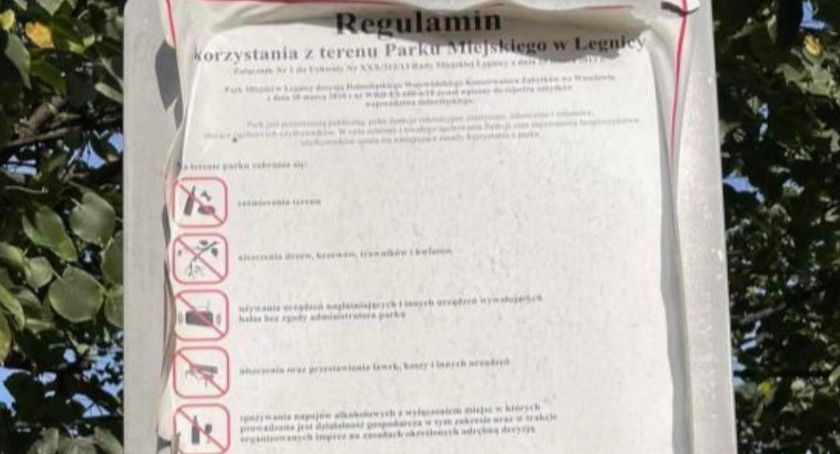 Halo! Urzędnicy, przejdźcie się do parku. Tablice z regulaminem do wymiany!