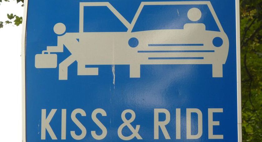Przy legnickich szkołach powstaną punkty Kiss and Ride. Co myślicie o tym pomyśle?