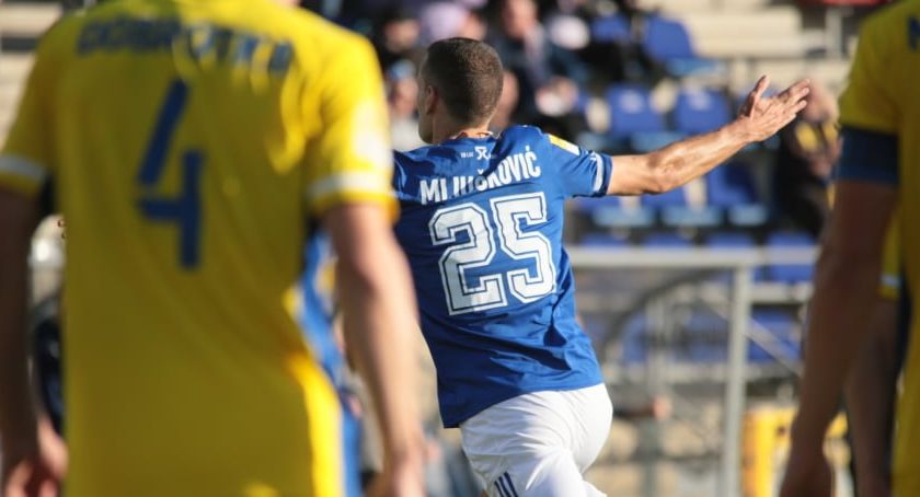 Miedź Legnica wygrała z Arką Gdynia i pozostała wiceliderem Fortuna I Ligi