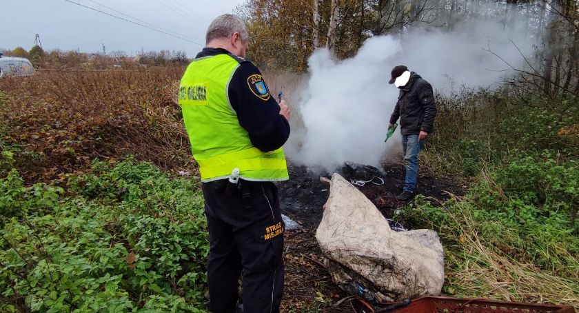 Spalał odpady, żeby zdobyć miedź. Strażnicy przyłapali go na gorącym uczynku