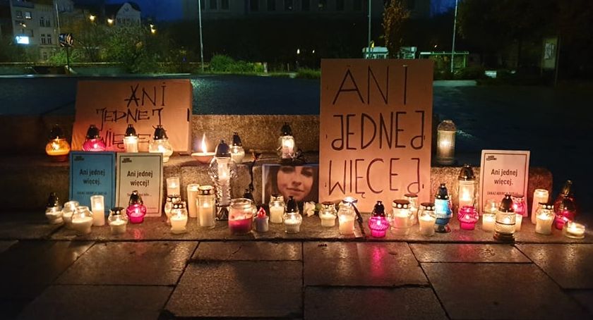 „Ani jednej więcej”. Cichy, ale wymowny protest w Legnicy [ZDJĘCIA, WIDEO]