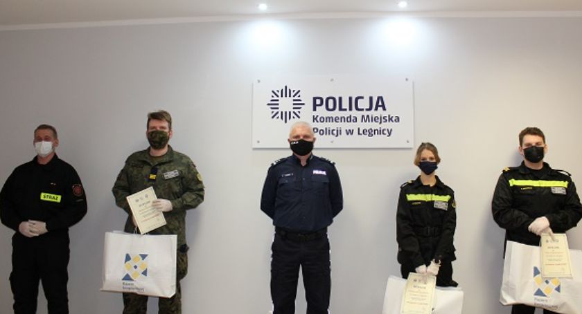 Uczniowie klas mundurowych VII LO w Legnicy nagrodzeni przez komendanta głównego policji  