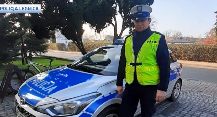Upił się pod sklepem, a następnie wsiadł do samochodu i odjechał. Daleko nie zajechał 