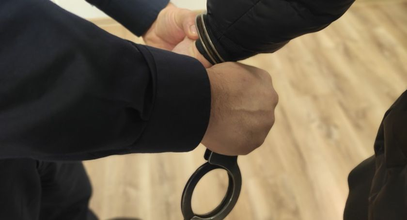 Specjalista od kradzieży samochodowych lusterek w rękach policjantów z Legnicy
