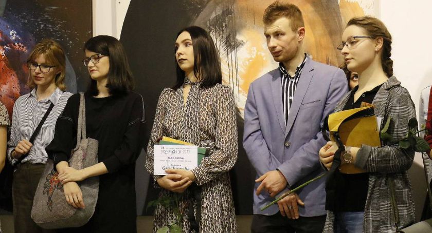 Galeria Sztuki zaprasza na wystawę Ogólnopolskiego Przeglądu Malarstwa Młodych PROMOCJE 2021 