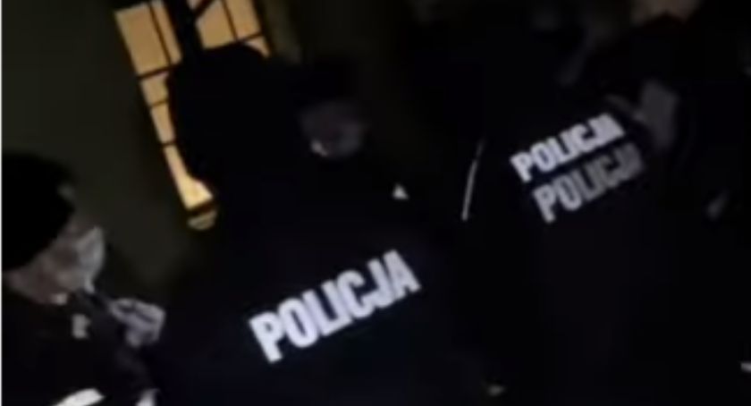 Aktywiści Dolnośląskiego Inspektoratu Ochrony Zwierząt wyprowadzeni z palmiarni przez policję [FILM]