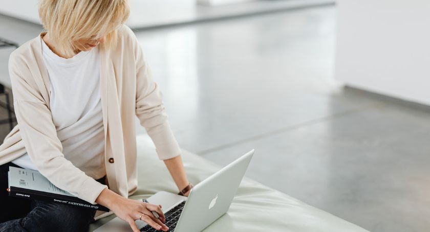 Jak napisać wiadomość e-mail po angielsku? Przydatne zwroty i przykłady