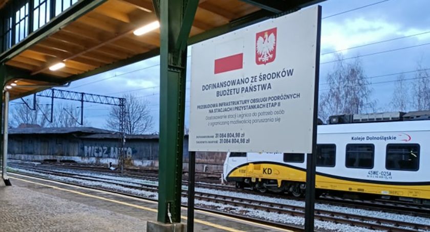 Remont dworca w proszku, ale rządowa propaganda na peronie już działa